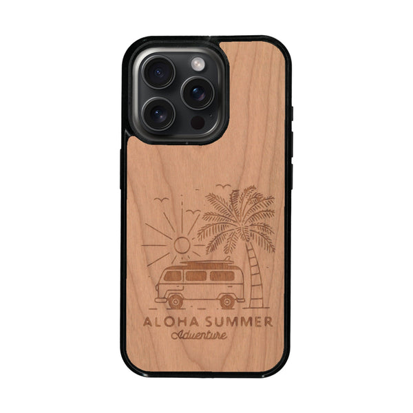 Coque de protection en bois véritable fabriquée en France pour iPhone 16 Pro Max + MagSafe® sur le thème de la plage, de l'été et vanlife.