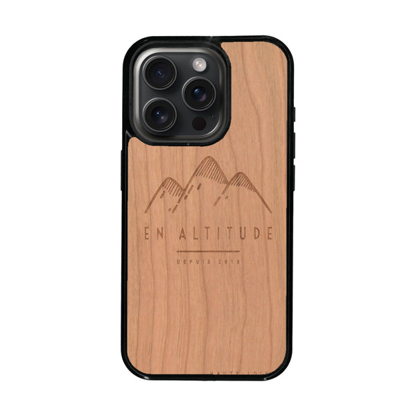 Coque de protection en bois véritable fabriquée en France pour iPhone 16 Pro représentant des montagnes, sur le thème de la randonnée en pleine nature et du trail