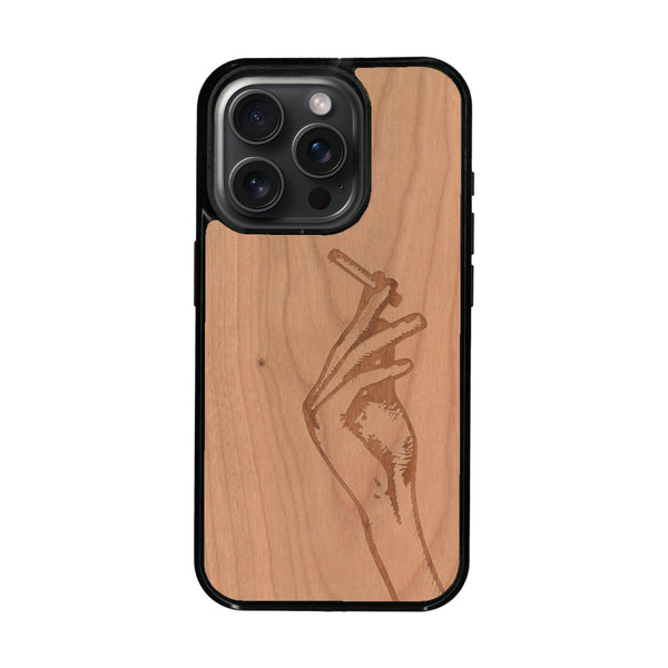 Coque de protection en bois véritable fabriquée en France pour iPhone 16 Pro + MagSafe® représentant une main de femme tenant une cigarette de type line art en collaboration avec l'artiste Maud Dabs