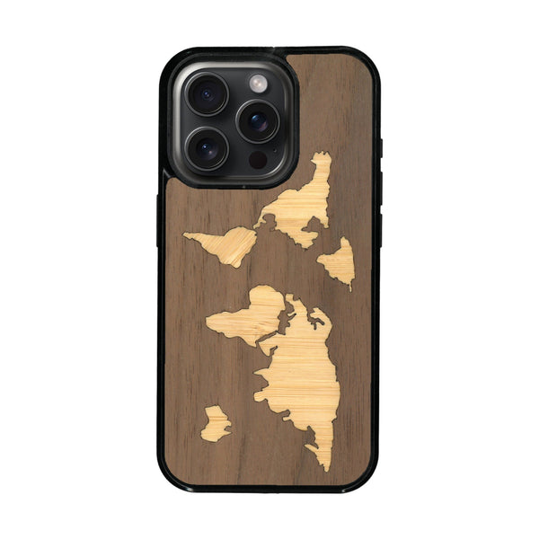 Coque de protection en bois véritable fabriquée en France pour iPhone 16 Pro Max + MagSafe® alliant du bambou et du noyer sur le thème du voyage et de l'aventure représentant une mappemonde