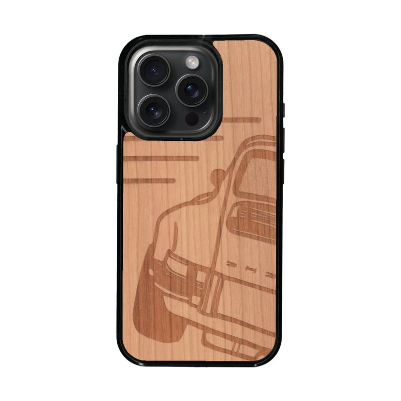 Coque de protection en bois véritable fabriquée en France pour iPhone 16 Pro sur le thème de l'automobile avec une authentique Porsche