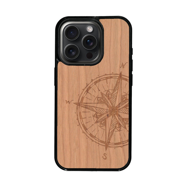 Coque de protection en bois véritable fabriquée en France pour iPhone 16 Pro avec une gravure "rose des vents" sur le thème nautique et de l'océan qui s'inspire des boussoles de pirate