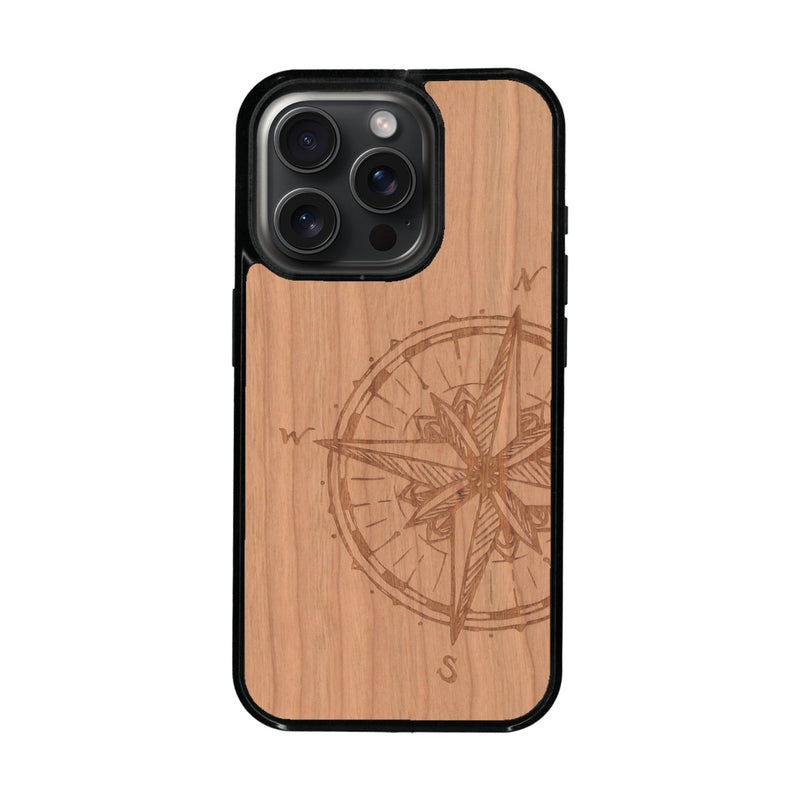 Coque de protection en bois véritable fabriquée en France pour iPhone 16 Pro Max + MagSafe® avec une gravure "rose des vents" sur le thème nautique et de l'océan qui s'inspire des boussoles de pirate