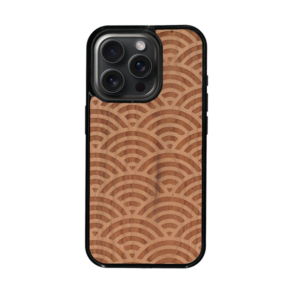 Coque de protection en bois véritable fabriquée en France pour iPhone 16 Pro + MagSafe® baptisée "La Sinjak" avec un motif de gravure abstrait représentant la répétition d'un symbole wifi