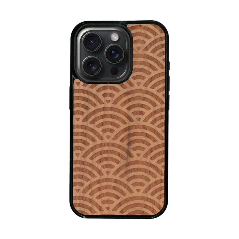 Coque de protection en bois véritable fabriquée en France pour iPhone 16 Pro baptisée "La Sinjak" avec un motif de gravure abstrait représentant la répétition d'un symbole wifi