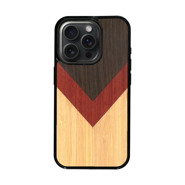 Coque de protection en bois véritable fabriquée en France pour iPhone 16 Pro Max alliant du chêne fumé, du padouk et du bambou en forme de chevron sur le thème de l'art abstrait