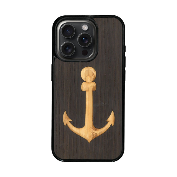 Coque de protection en bois véritable fabriquée en France pour iPhone 16 Pro Max sur le thème nautique avec un bois clair et un bois foncé représentant une ancre de bateau