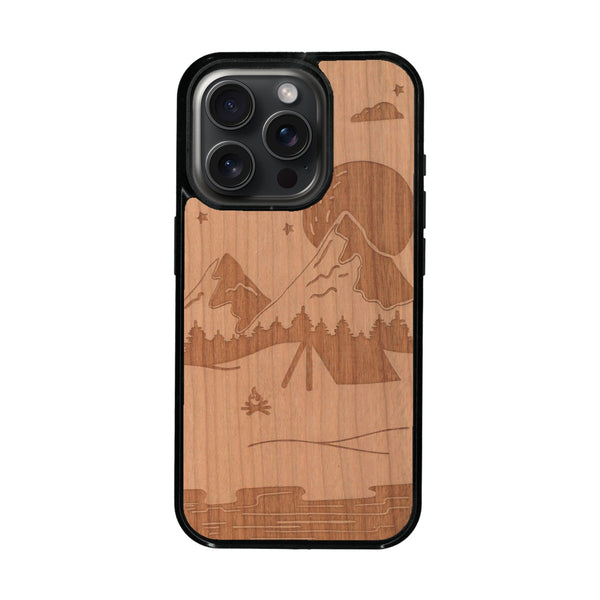 Coque de protection en bois véritable fabriquée en France pour iPhone 16 Pro sur le thème du camping en pleine nature représentant une tente avec un feu de camp entouré de montagnes