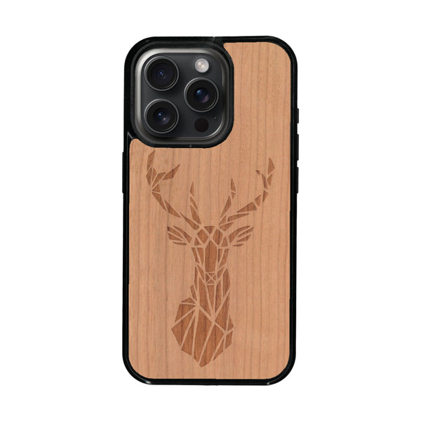 Coque de protection en bois véritable fabriquée en France pour iPhone 16 Pro Max sur le thème de la nature et des animaux représentant une tête de cerf gométrique avec un design moderne et minimaliste