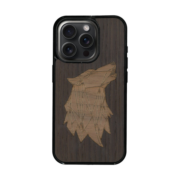 Coque de protection en bois véritable fabriquée en France pour iPhone 16 Pro Max + MagSafe® alliant du chêne fumé et du noyer représentant une tête de loup géométrique de profil sur le thème des animaux et de la nature