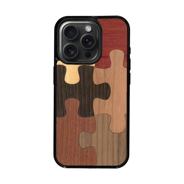 Coque de protection en bois véritable fabriquée en France pour iPhone 16 Pro Max + MagSafe® représentant un puzzle en six pièces qui allie du chêne fumé, du noyer, du bambou, du padouk, du merisier et de l'acajou