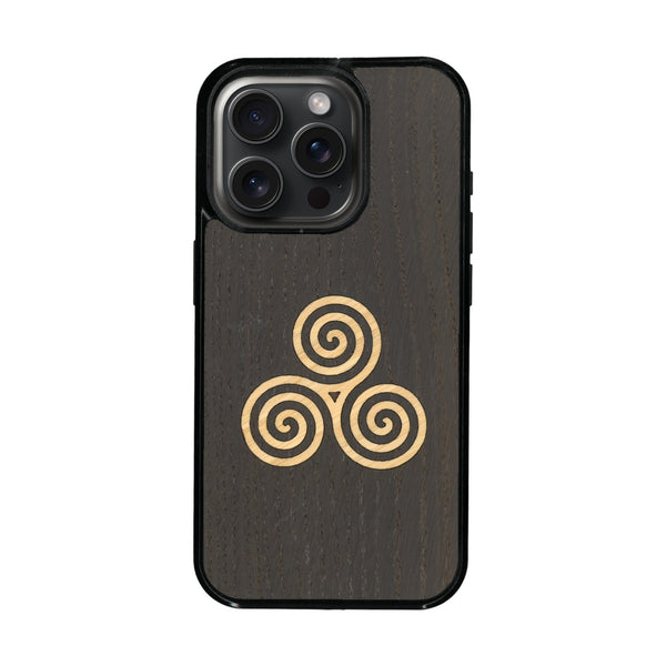 Coque de protection en bois véritable fabriquée en France pour iPhone 16 Pro alliant du chêne fumé et du bambou et doré représentant un triskell