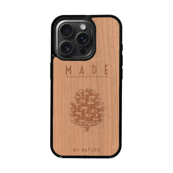 Coque de protection en bois véritable fabriquée en France pour iPhone 16 Pro Max + MagSafe® sur le thème de la nature et des arbres avec une gravure représentant une pomme de pin et la phrase "made by nature"