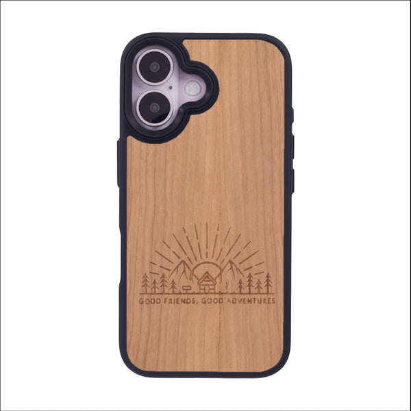 Coque de protection en bois véritable fabriquée en France pour iPhone 16 sur le thème chill et nature avec un motif représentant un levé de soleil sur un paysage de montagne avec des sapins et un chalet et la phrase "Good friends, good adventure"