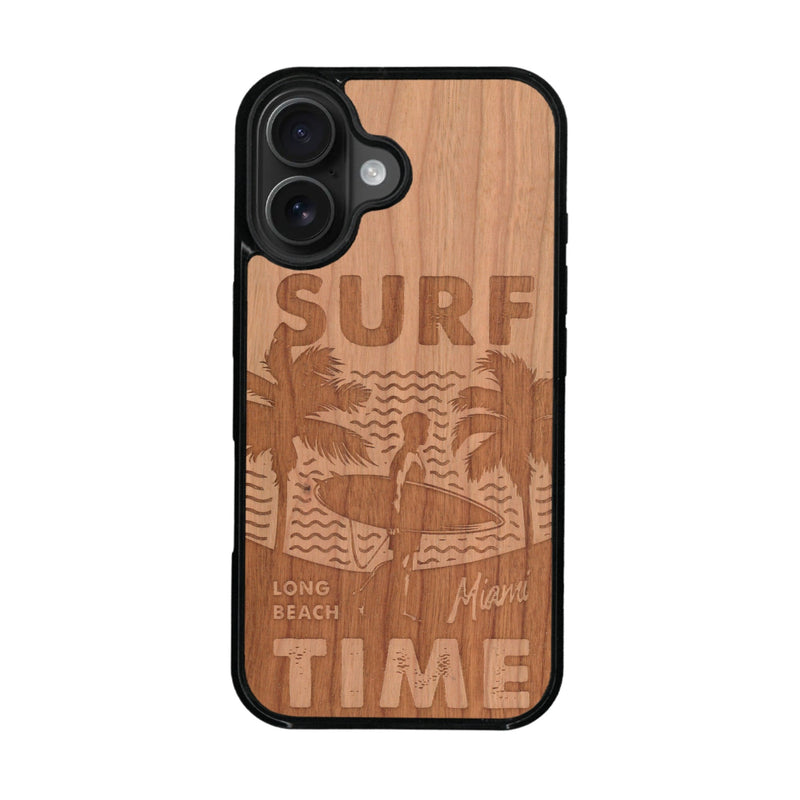 Coque de protection en bois véritable fabriquée en France pour iPhone 16 Plus sur le thème chill avec un motif représentant une silouhette tenant une planche de surf sur une plage entouré de palmiers et les mots "Surf Time Long Beach Miami"