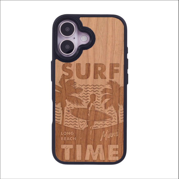 Coque de protection en bois véritable fabriquée en France pour iPhone 16 sur le thème chill avec un motif représentant une silouhette tenant une planche de surf sur une plage entouré de palmiers et les mots "Surf Time Long Beach Miami"