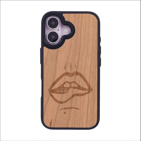 Coque de protection en bois véritable fabriquée en France pour iPhone 16 représentant de manière minimaliste une bouche de féminine se mordant le coin de la lèvre de manière sensuelle dessinée à la main par l'artiste Maud Dabs