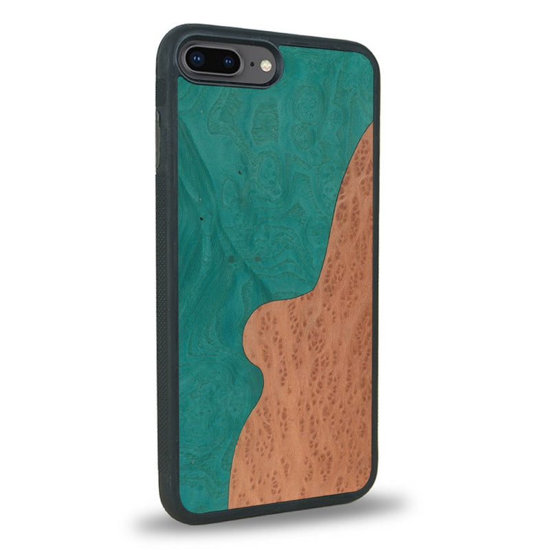 Coque de protection en bois véritable fabriquée en France pour iPhone 7 / 8 alliant plusieurs essences de bois pour représenter une plage paradisiaque