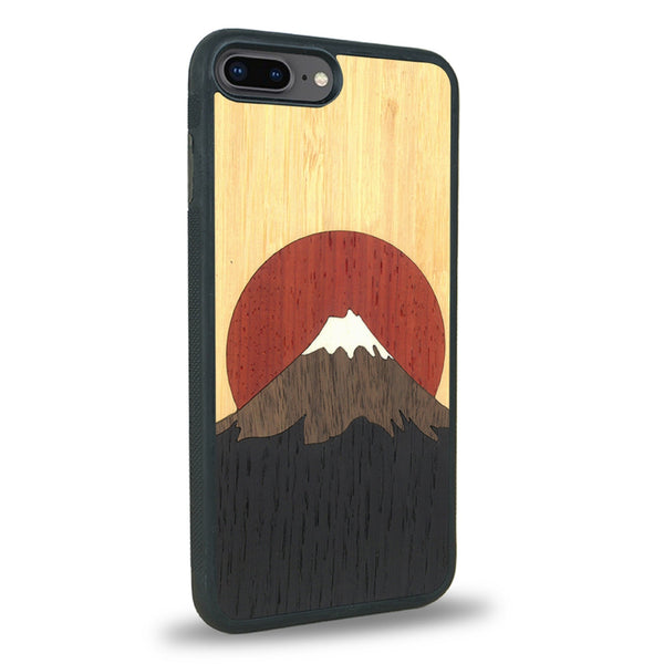 Coque de protection en bois véritable fabriquée en France pour iPhone 7 / 8 alliant plusieurs essences de bois pour représenter le mont Fuji