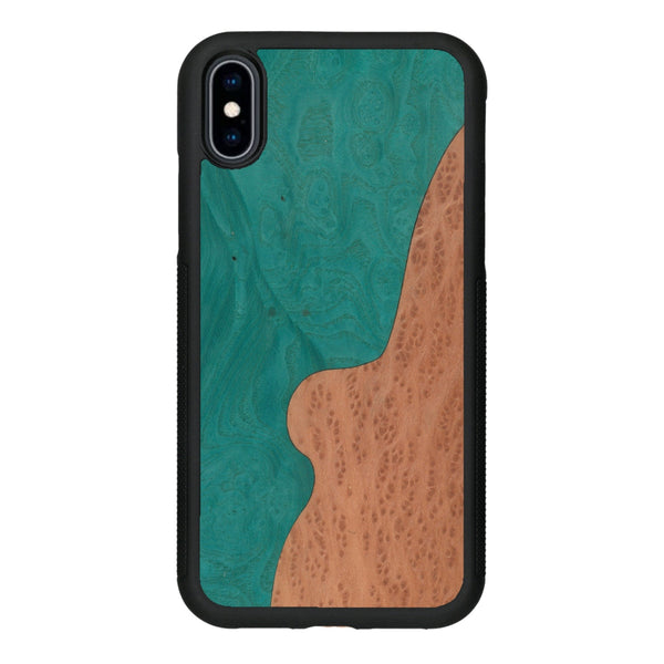 Coque de protection en bois véritable fabriquée en France pour iPhone X alliant plusieurs essences de bois pour représenter une plage paradisiaque