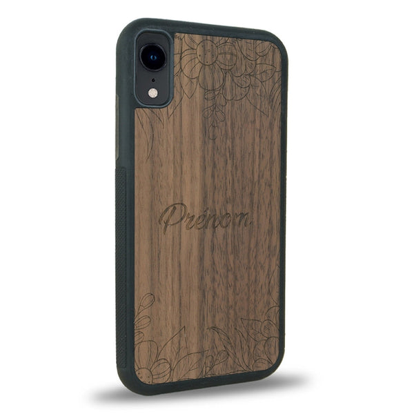 Coque de protection en bois véritable fabriquée en France pour iPhone XR sur le thème de la fête des mères avec un motif représentant des fleurs et des feuilles