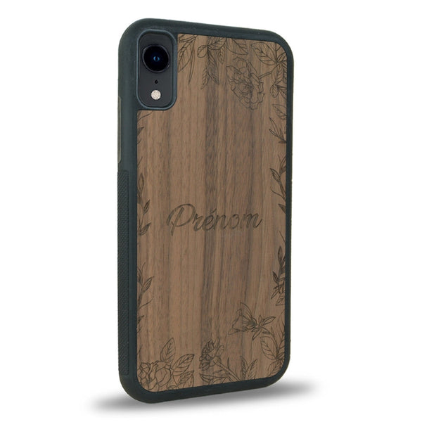 Coque de protection en bois véritable fabriquée en France pour iPhone XR sur le thème de la fête des mères avec un motif représentant des fleurs et des feuilles