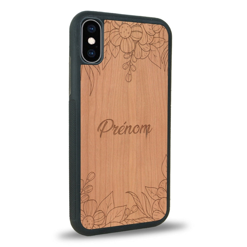 Coque de protection en bois véritable fabriquée en France pour iPhone XS sur le thème de la fête des mères avec un motif représentant des fleurs et des feuilles