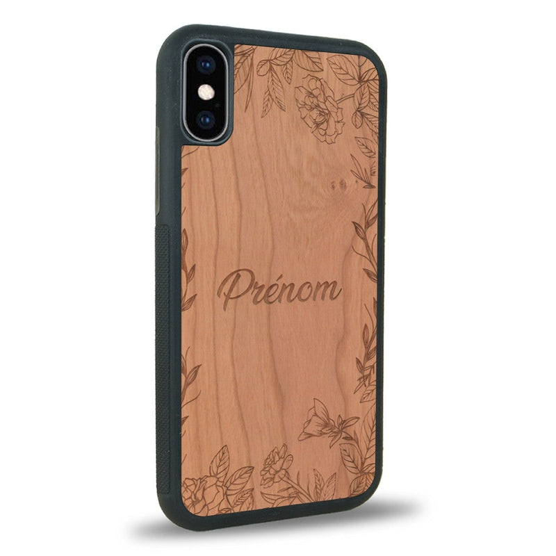 Coque de protection en bois véritable fabriquée en France pour iPhone XS sur le thème de la fête des mères avec un motif représentant des fleurs et des feuilles