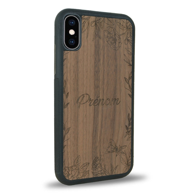 Coque de protection en bois véritable fabriquée en France pour iPhone XS sur le thème de la fête des mères avec un motif représentant des fleurs et des feuilles