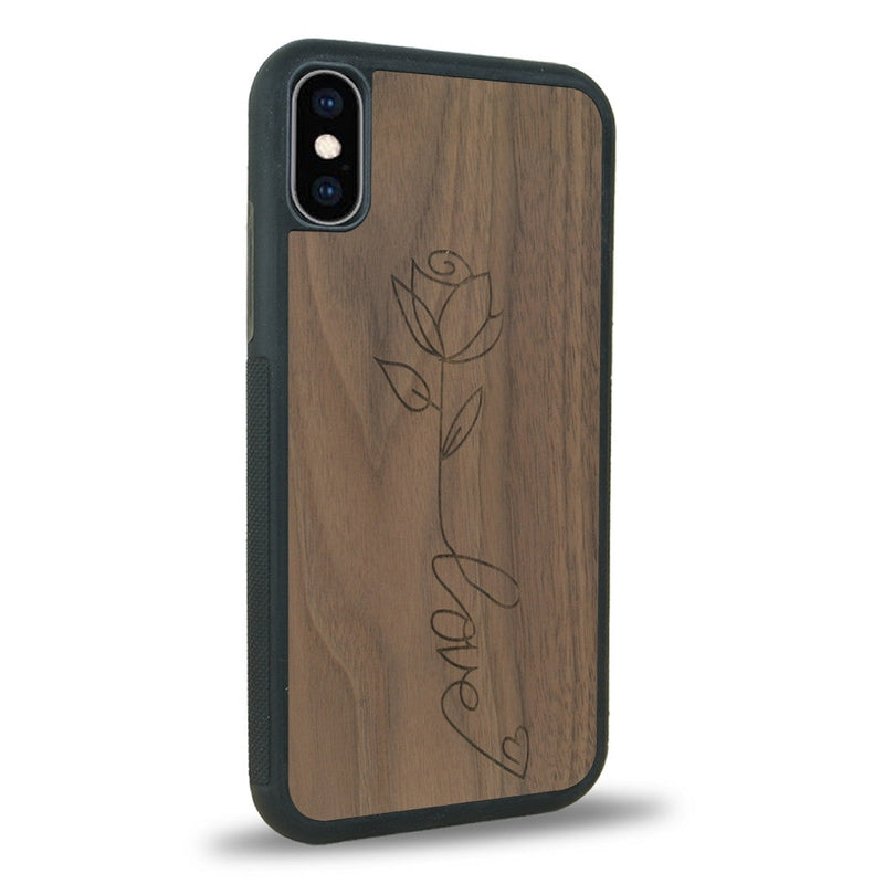 Coque de protection en bois véritable fabriquée en France pour iPhone XS Max sur le thème de la fête des mères avec un motif représentant une fleur dont la tige forme le mot "love"