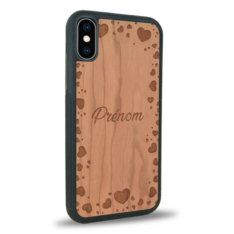 Coque de protection en bois véritable fabriquée en France pour iPhone XS Max sur le thème de la fête des mères avec un motif représentant des coeurs et des feuilles