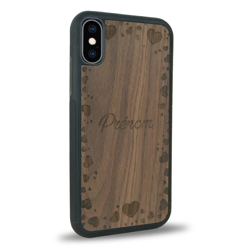 Coque de protection en bois véritable fabriquée en France pour iPhone XS Max sur le thème de la fête des mères avec un motif représentant des coeurs et des feuilles