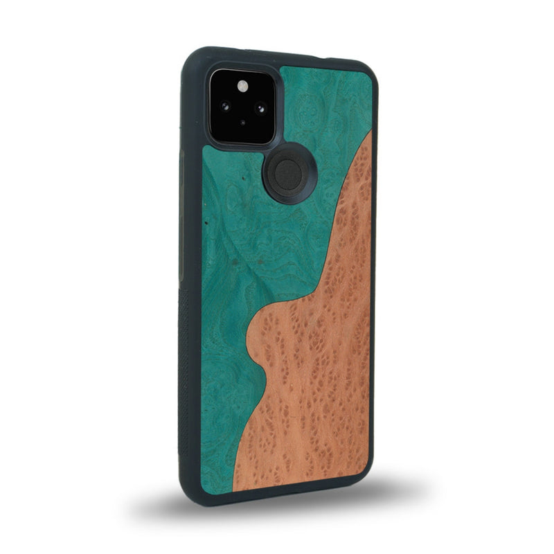 Coque de protection en bois véritable fabriquée en France pour Google Pixel 4A 5G alliant plusieurs essences de bois pour représenter une plage paradisiaque