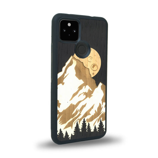 Coque de protection en bois véritable fabriquée en France pour Google Pixel 4A 5G alliant plusieurs essences de bois pour représenter le mont Everest