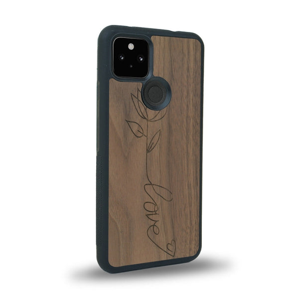 Coque de protection en bois véritable fabriquée en France pour Google Pixel 4a 5g sur le thème de la fête des mères avec un motif représentant une fleur dont la tige forme le mot "love"