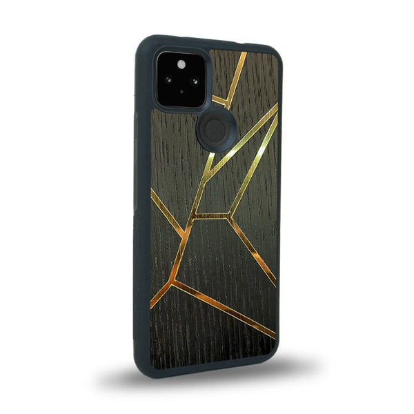 Coque de protection en bois véritable fabriquée en France pour Google Pixel 4A 5G alliant plusieurs essences de bois pour représenter des fragments design