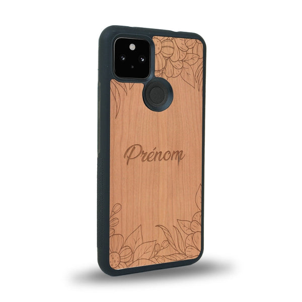 Coque de protection en bois véritable fabriquée en France pour Google Pixel 4a 5g sur le thème de la fête des mères avec un motif représentant des fleurs et des feuilles