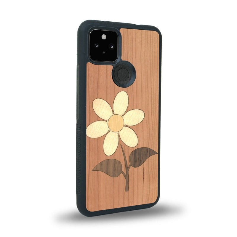 Coque de protection en bois véritable fabriquée en France pour Google Pixel 4a 5g alliant plusieurs essences de bois pour représenter une marguerite