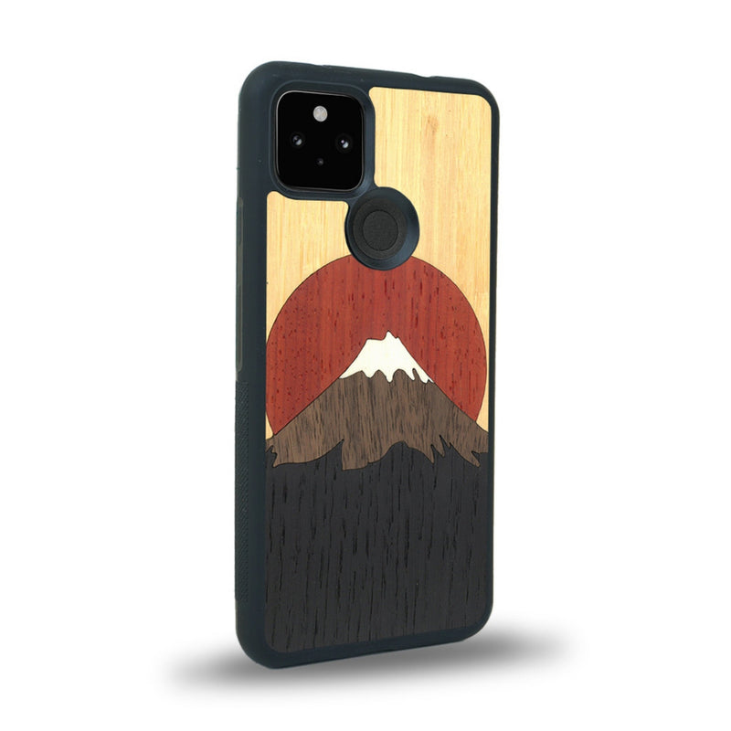 Coque de protection en bois véritable fabriquée en France pour Google Pixel 4A 5G alliant plusieurs essences de bois pour représenter le mont Fuji