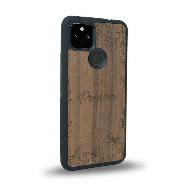 Coque de protection en bois véritable fabriquée en France pour Google Pixel 4a sur le thème de la fête des mères avec un motif représentant des fleurs et des feuilles