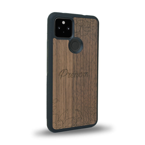 Coque de protection en bois véritable fabriquée en France pour Google Pixel 5 sur le thème de la fête des mères avec un motif représentant des fleurs et des feuilles