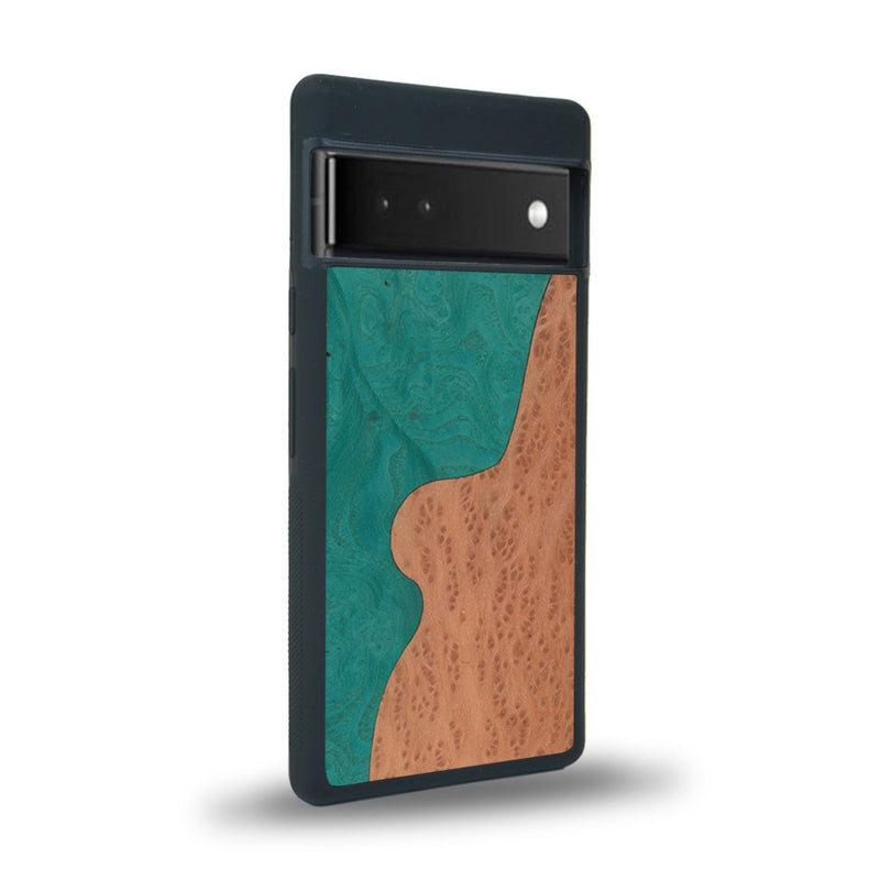 Coque de protection en bois véritable fabriquée en France pour Google Pixel 6 alliant plusieurs essences de bois pour représenter une plage paradisiaque