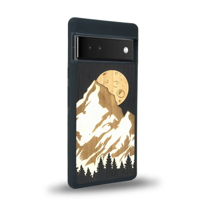 Coque de protection en bois véritable fabriquée en France pour Google Pixel 6 alliant plusieurs essences de bois pour représenter le mont Everest