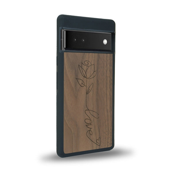 Coque de protection en bois véritable fabriquée en France pour Google Pixel 6 sur le thème de la fête des mères avec un motif représentant une fleur dont la tige forme le mot "love"