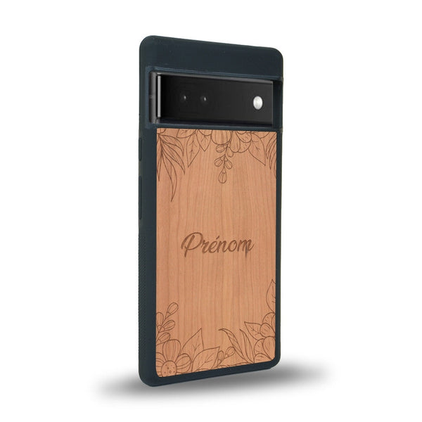 Coque de protection en bois véritable fabriquée en France pour Google Pixel 6 sur le thème de la fête des mères avec un motif représentant des fleurs et des feuilles