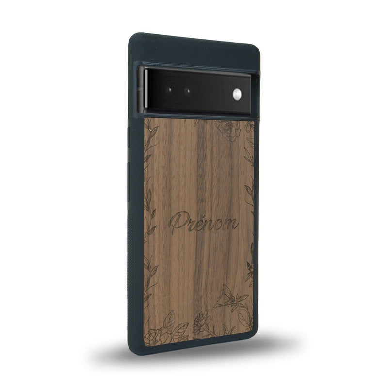 Coque de protection en bois véritable fabriquée en France pour Google Pixel 6 sur le thème de la fête des mères avec un motif représentant des fleurs et des feuilles