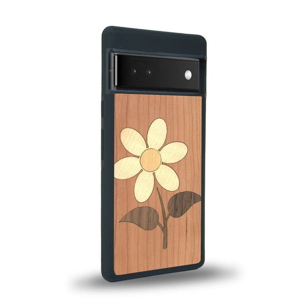 Coque de protection en bois véritable fabriquée en France pour Google Pixel 6 alliant plusieurs essences de bois pour représenter une marguerite