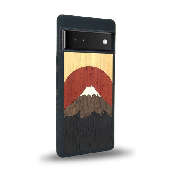 Coque de protection en bois véritable fabriquée en France pour Google Pixel 6 alliant plusieurs essences de bois pour représenter le mont Fuji