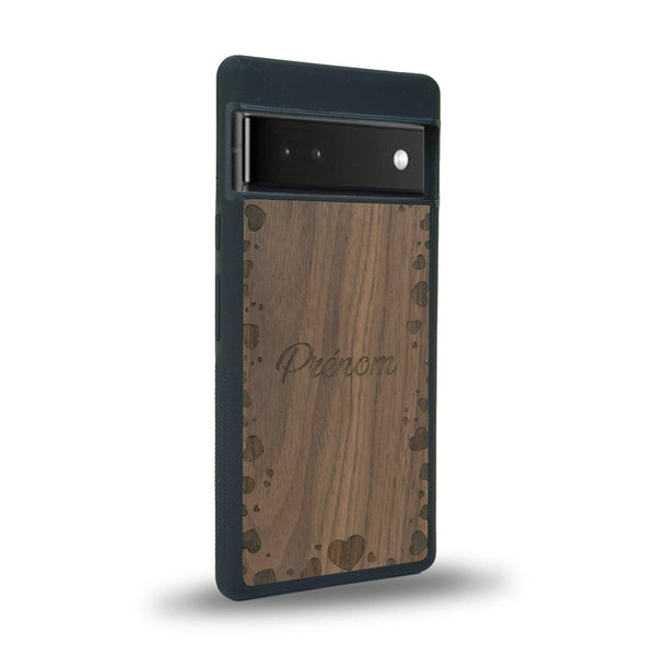 Coque de protection en bois véritable fabriquée en France pour Google Pixel 6 sur le thème de la fête des mères avec un motif représentant des coeurs et des feuilles