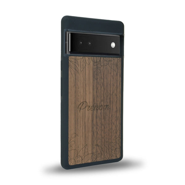 Coque de protection en bois véritable fabriquée en France pour Google Pixel 6pro sur le thème de la fête des mères avec un motif représentant des fleurs et des feuilles